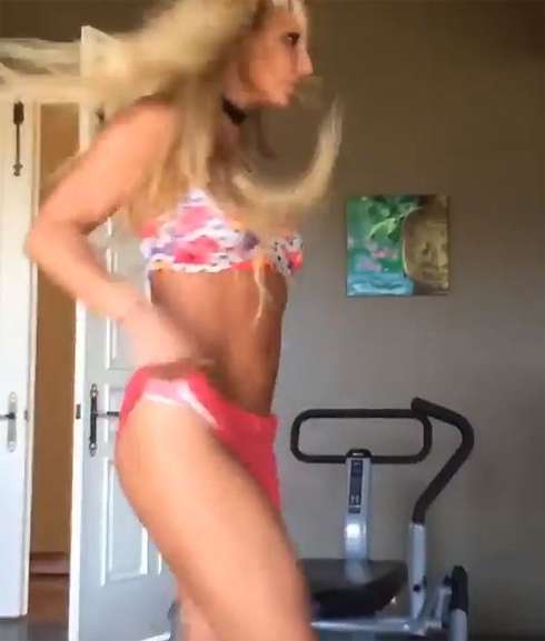 Бритни Спирс продемонстрировала поклонникам стройные бедра