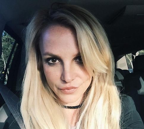 Бритни Спирс заставляет свою помощницу спать с ней?