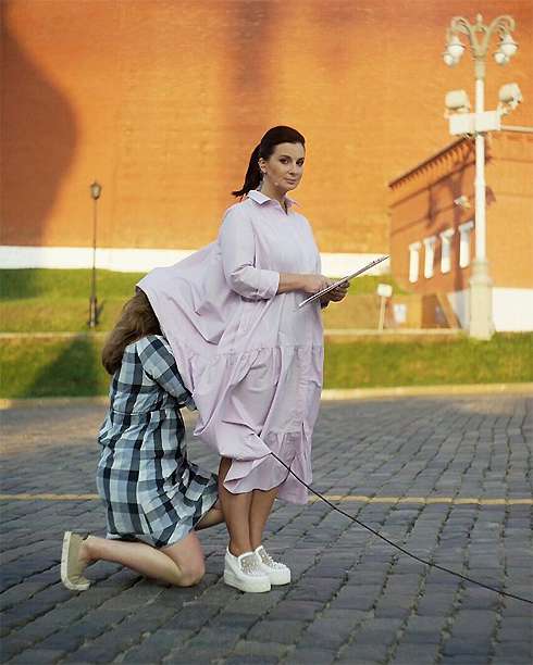 В последнее время Катя стала появляться в свободных одеждах