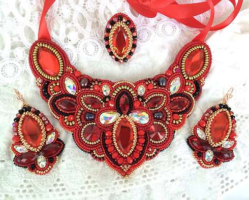 Образ русской барыни-красавицы можно подчеркнуть с помощью характерных украшений