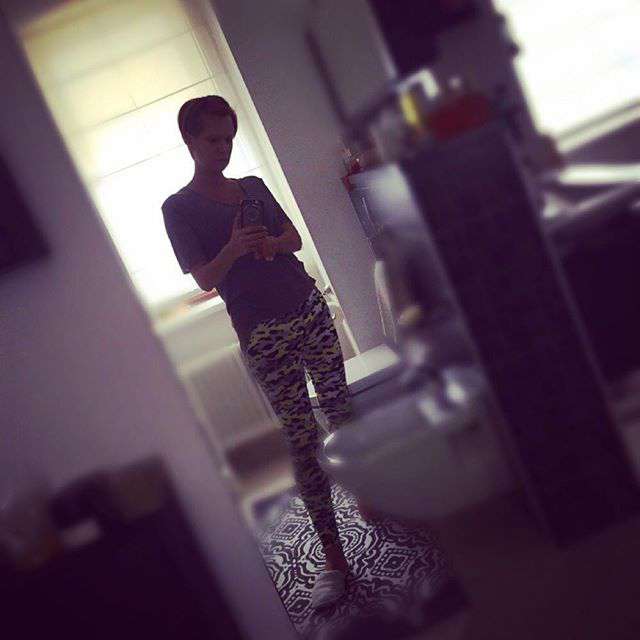 Молодая мама демонстрирует чудеса стройности Молодая мама демонстрирует чудеса стройности