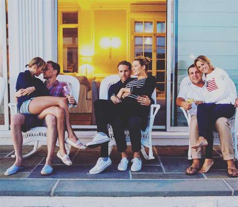 Тейлор Свифт отметила праздник вместе с Томом Хиддлстоном и друзьями