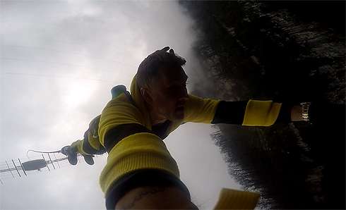 По словам певца, он не испытывал страха, когда летел в пропасть