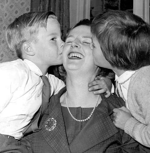 Дети – двойняшки Кэрол и Марк – жаловались, что в детстве им мало доставалось любви и ласки. Мама была слишком занята карьерой