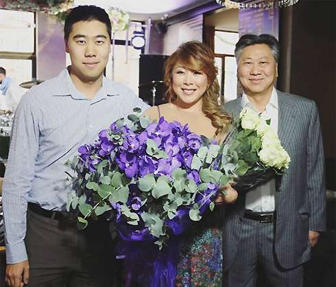 Анита Цой с мужем и сыном