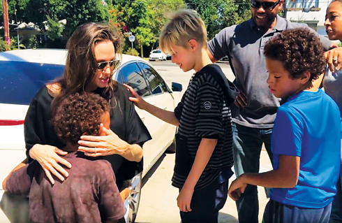 Заплатив каждому из мальчиков по 50 долларов, Джоли попросила помочь ей засунуть огромную игрушку в багажник