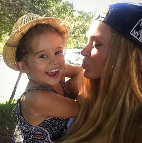 Певица с дочерью Арис