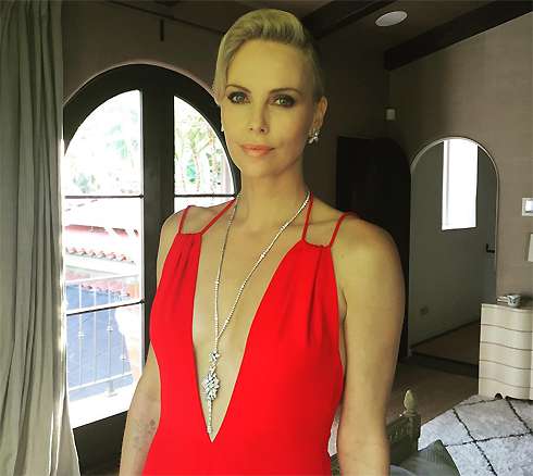 По мнению специалиста, Шарлиз вставила имплант и сделала ринопластику