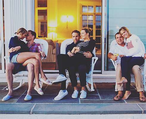 Тейлор Свифт и Том Хиддлстон провели 4 июля в компании друзей