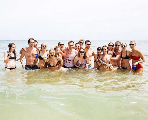 Том Хиддлстон надел майку с признанием в любви Тейлор Свифт