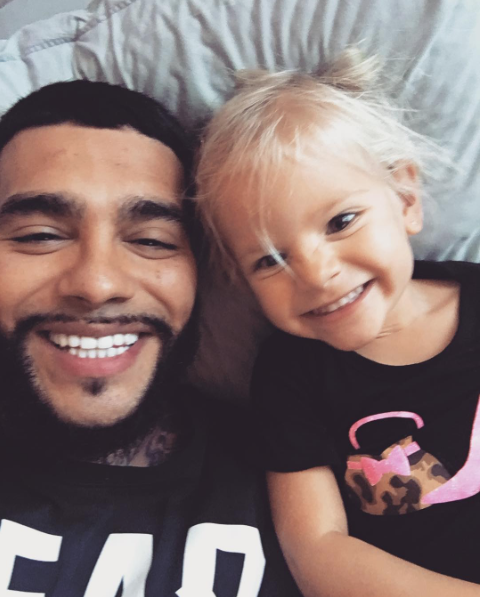 Фото 2-летней дочки Тимати с пистолетом вызвало волну негодования