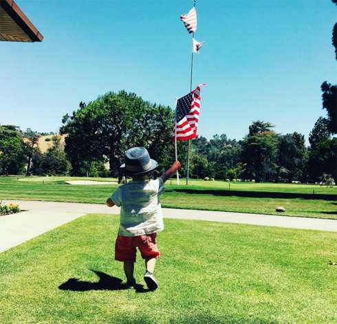 Судя по снимку, Сайлас уже начал ходить