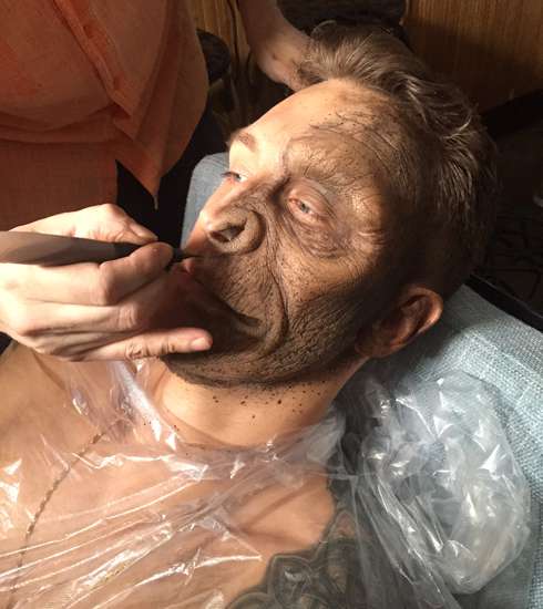 По задумке авторов клипа, T-Killah должен наполовину превратиться в обезьяну