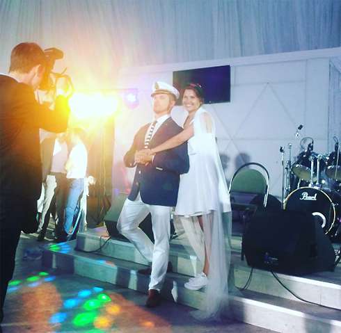 После торжественной части невеста сменила наряд на более демократичный