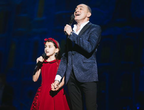 Михаил Турецкий вывел своих дочерей на большую сцену