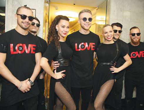 Егор Крид (в центре) и его команда были главными неформалами на балу высокой моды