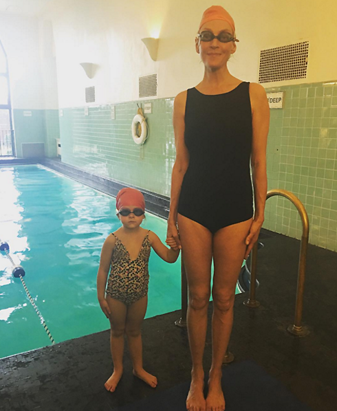 Ума Турман с дочкой Луной в бассейне