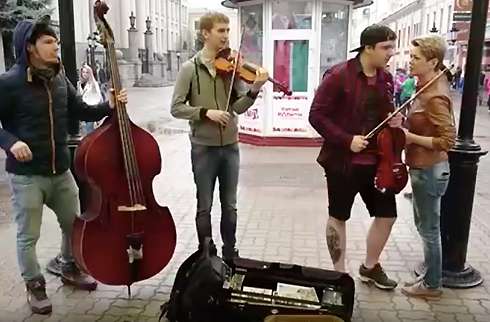 Динара Умарова с уличными музыкантами - группой «Злачное место»