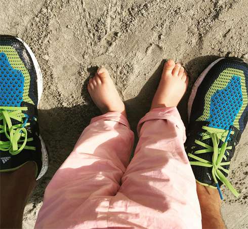 Десятимесячная Лера учится делать первые шаги