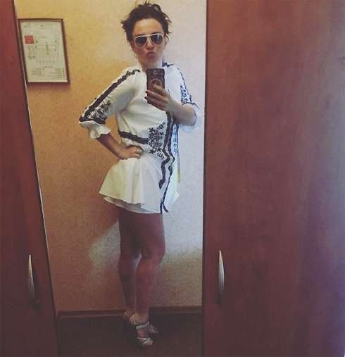 Певица поразила всех фотографией в мини-юбке