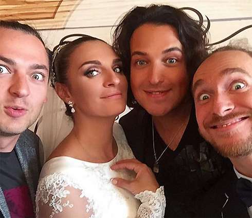 Елена Ваенга с мужем и друзьями