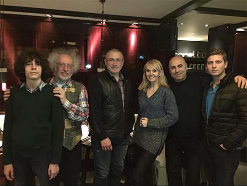 Алексей Венедиктов, Михаил Ходорковский, Валерия и Иосиф Пригожин с сыном