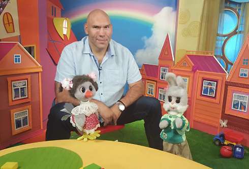 Спортсмен с Каркушей и Степашкой