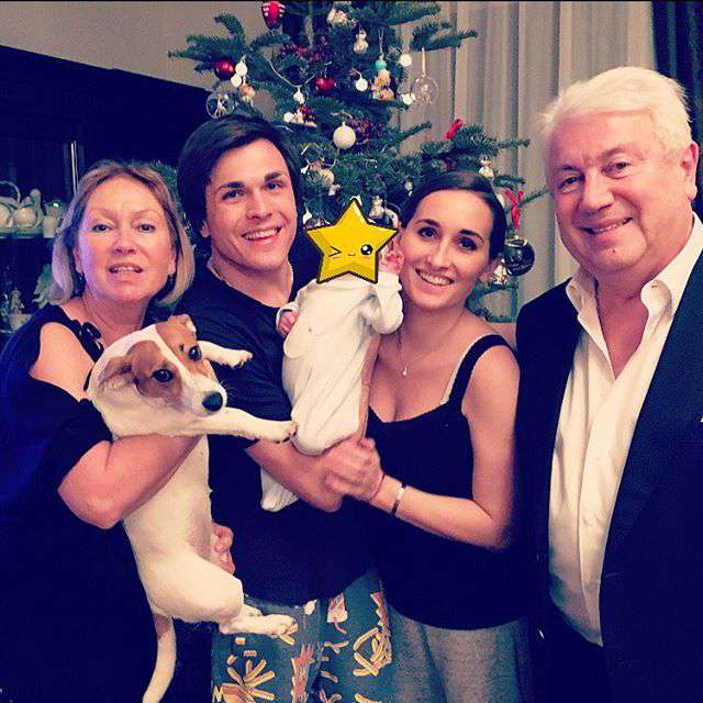 Счастливое семейство Владимира Винокура встретило новый год уже в расширенном составе 