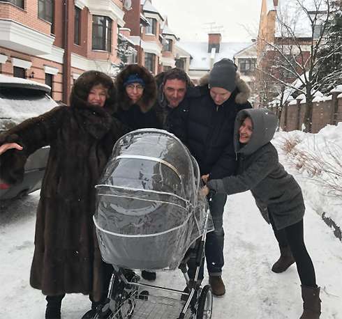  Первая прогулки новорожденного сына Собчак и Виторгана