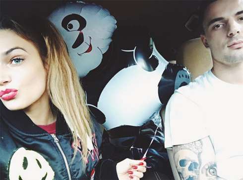 «Он Я и панда определились с датой свадьбы», - подписала этот снимок Водонаева