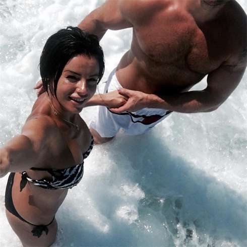 Еще недавно певица публиковала фото с загадочным незнакомцем