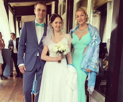 Анастасия Волочкова и молодожены