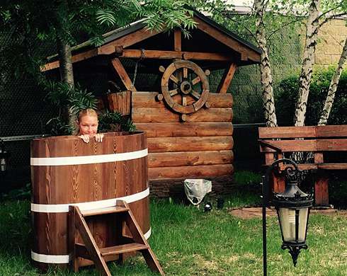 Анастасия Волочкова в бочке с ледяной водой