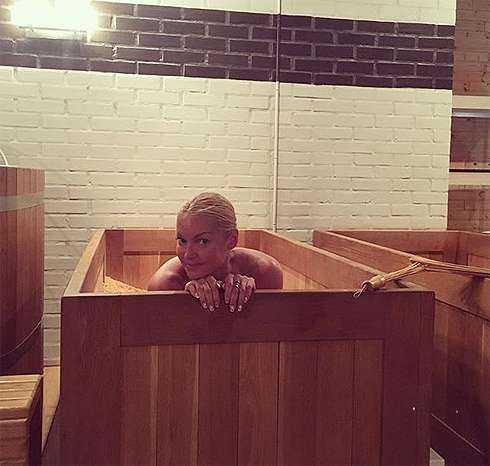 Голые плечи Насти взбудоражили поклонников