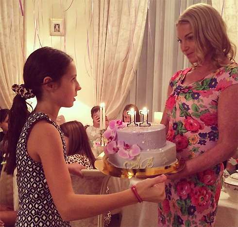 На 11-летие любимой дочери Волочкова устроила грандиозный праздник в роскошном доме