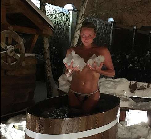 Анастасия Волочкова решила использовать в качестве бюстгальтера ледяные глыбы