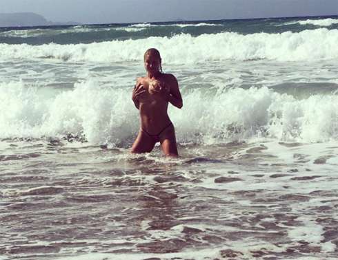 Фото топлес взбудоражило поклонников Волочковой