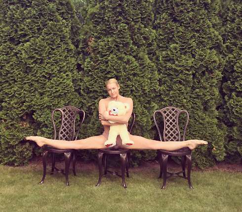 В середине июня балерина порадовала поклонников шпагатом с плюшевым мишкой