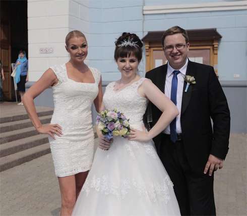 Прима сфотографировалась с молодоженами