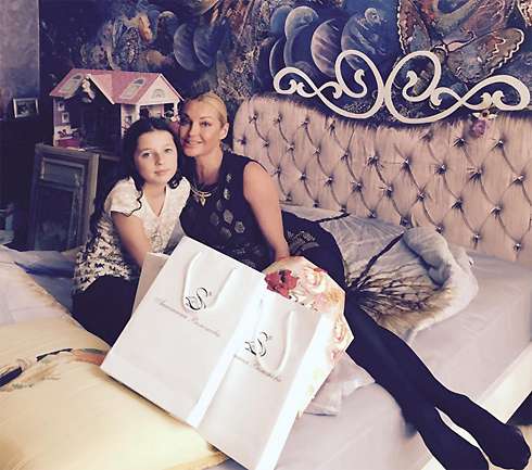 Звездная мама подготовила для отличницы подарки...