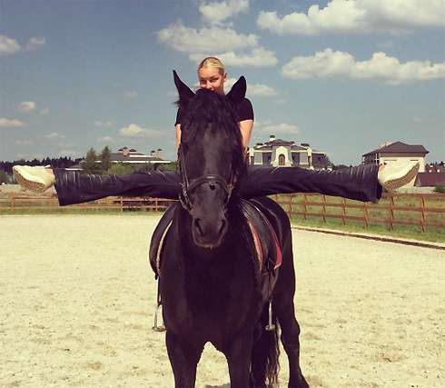 Новый шпагат, сделанный на коне, удивил даже преданных фанатов Волочковой