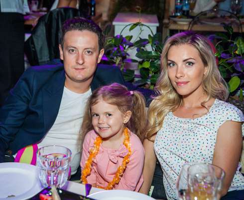 Актер сериала Универ Стас Ярушин пришел с женой Аленой и дочкой Стефанией