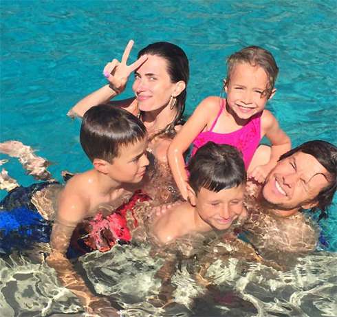 Марк Уолберг с женой Ри и детьми