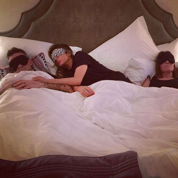 Робби Уильямс, его жена и его теща вместе делят одну кровать