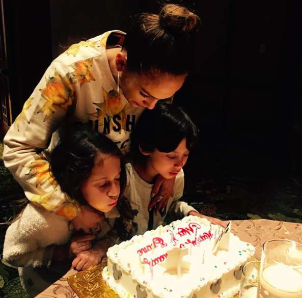 Дженнифер Лопес поздравила Макса и Эмму с днем рождения