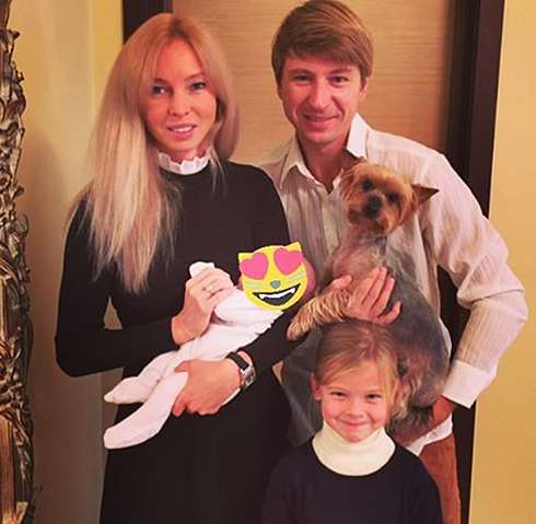 До сегодняшнего дня фигурист прятал личико младшей доченьки