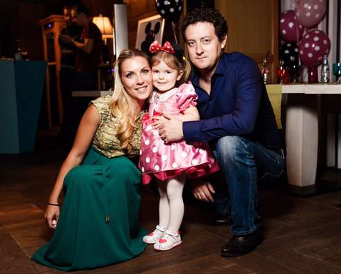 Стас и его супруга Алена воспитывают дочку Стефанию и ее младшего брата Ярослава. Стефания (на фото) уже успела сняться в сериале «Универ» и ведет свой видеоблог