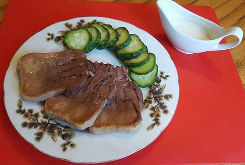 Отварной язык с хреном