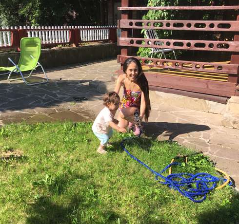 Компанию маме часто составляет ее маленькая дочь Диана