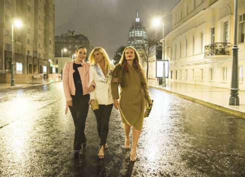 Клип рассказывает о том, на что способна влюбленная девушка